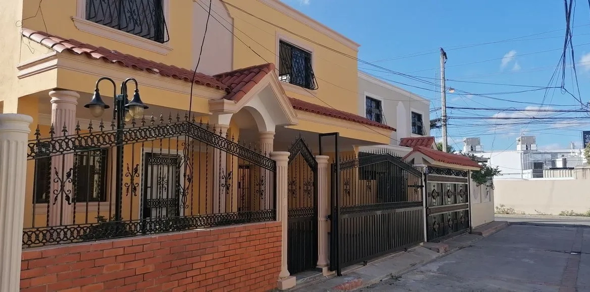casa en venta en Cabirma del Este Santo Domingo Este cerca de supermercado Bravo