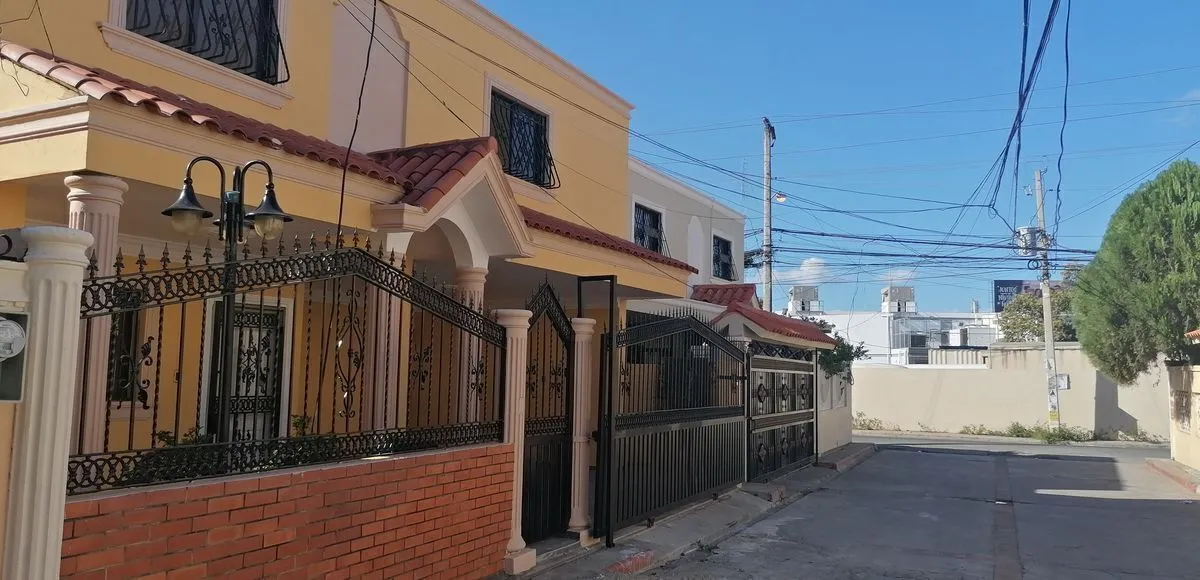 EB-JK9724 (3) casa en venta en Cabirma del Este Santo Domingo Este cerca de supermercado Bravo